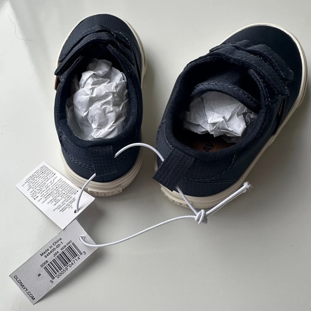 NWT Old Navy Blue Double Strap Unisex Boy’s Toddler Sneakers Shoes Size 6